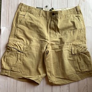 NWT Size 38 Men’s Eddie Bauer Cargo Shorts. Button Closure